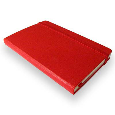 Записная книжка Moleskine, "Classic" (в клетку), Pocket, красная оказывается в руках людей неординарных инфо 330b.